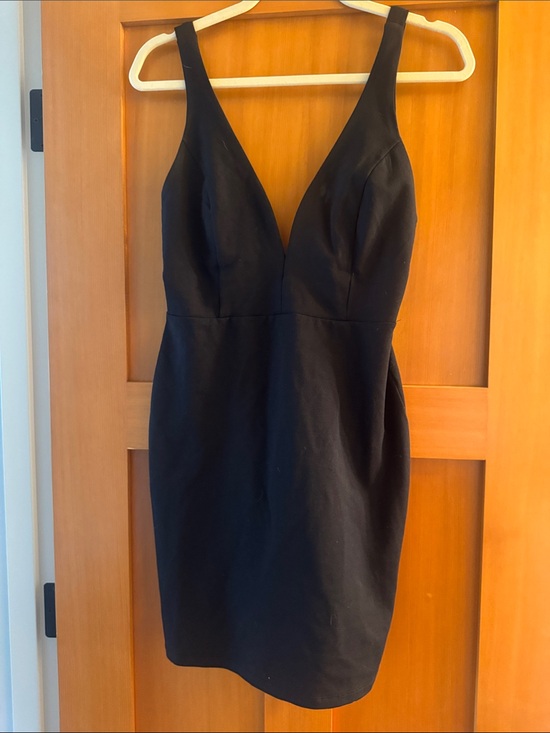 Lulus Dresses & Skirts - Lulu’s Black V-Neck Sleeveless Sheath Dress